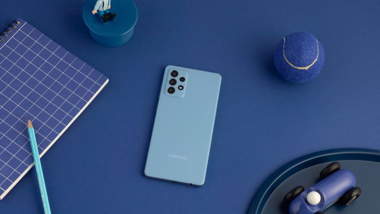 Das Samsung Galaxy A72 zwischen Spielzeugen und einem Block.