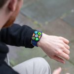 (Eine Person trägt eine Apple Watch und schaut darauf.
