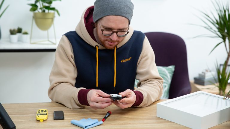 Nokia 5110 Bilderrahmen Eine Person baut ein Nokia 5110 auseinander. Vor ihr liegen bereits das Cover und der Akku.