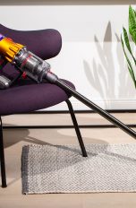 Ein Dyson V12 lehnt an einem Stuhl.