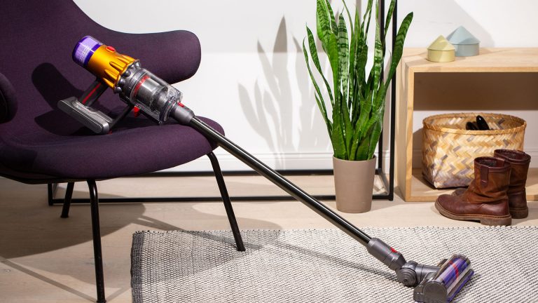 Ein Dyson V12 lehnt an einem Stuhl.