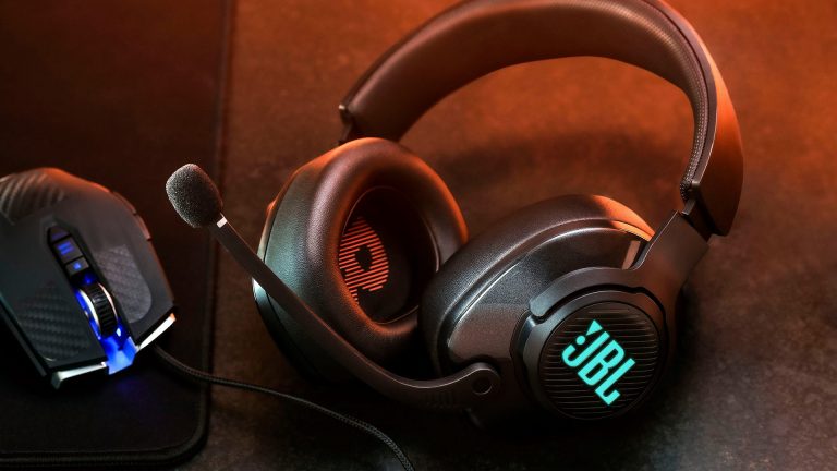 JBL Quantum Das JBL Quantum 400 liegt neben einer Gaming-Maus auf einem Schreibtisch.