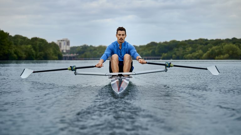 Garmin Epix 2 Eine Person rudert und trägt dabei eine Garmin Epix 2.