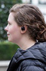 Seitenaufnahme einer Person, die die Sony WF 1000XM4 Bluetooth-Kopfhörer trägt.