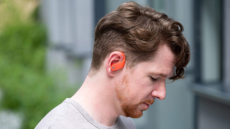 Beats Powerbeats Pro Eine Person trägt die Powerbeats Pro im Ohr.