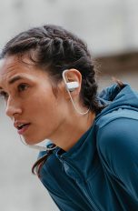 Eine Person in Sportbekleidung trägt die Teufel Airy Sports in den Ohren.