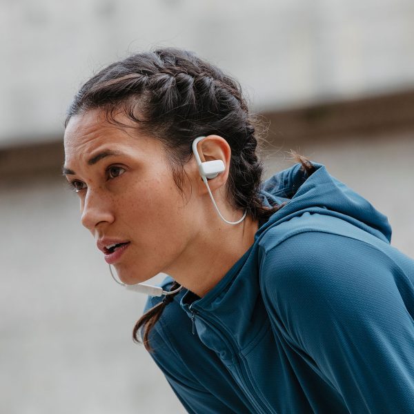 Eine Person in Sportbekleidung trägt die Teufel Airy Sports in den Ohren.