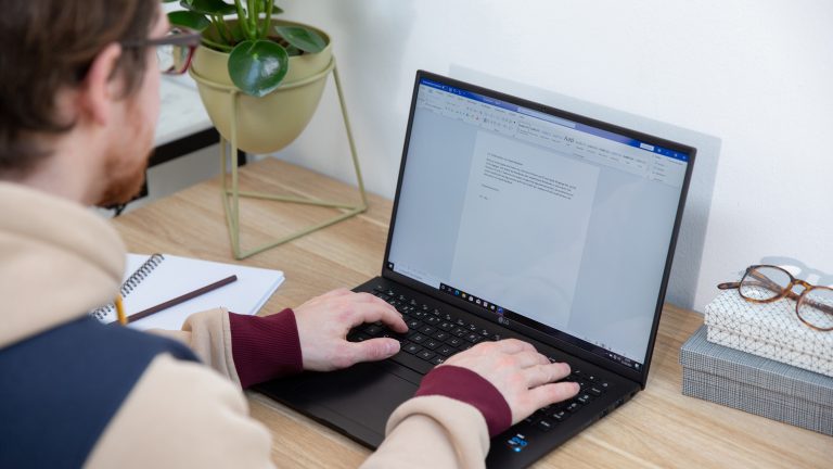 LG Gram Eine Person bedient ein LG Gram, das auf einem Schreibtisch steht.