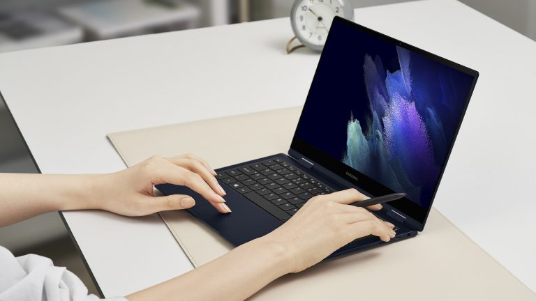 Samsung Galaxy Book Pro Eine Person bedient ein Samsung Galaxy Book Pro.