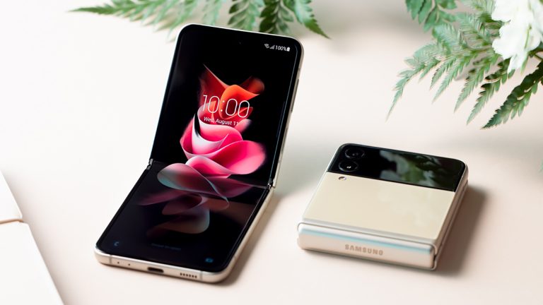 Samsung Galaxy Flip 3 Zwei Exemplare des Galaxy Z Flip3 von Samsung liegen nebeneinander: eins geöffnet, eins geschlossen.