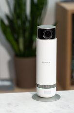 Die Bosch Smart Home 360 steht auf einem Tisch.