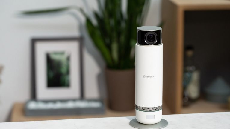 Die Bosch Smart Home 360 steht auf einem Tisch.