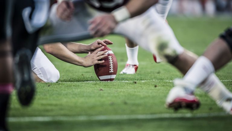 Super Bowl LVI Ein Kicker setzt zum Schuss eines Footballs an.