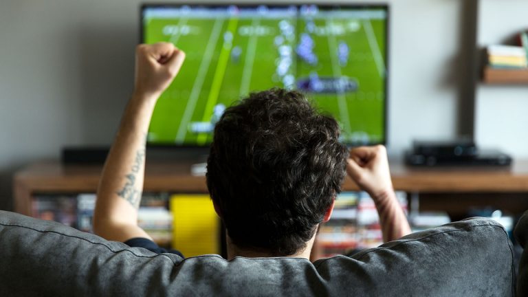 Super Bowl LVI Eine Person schaut ein Football-Match auf einem Fernseher.