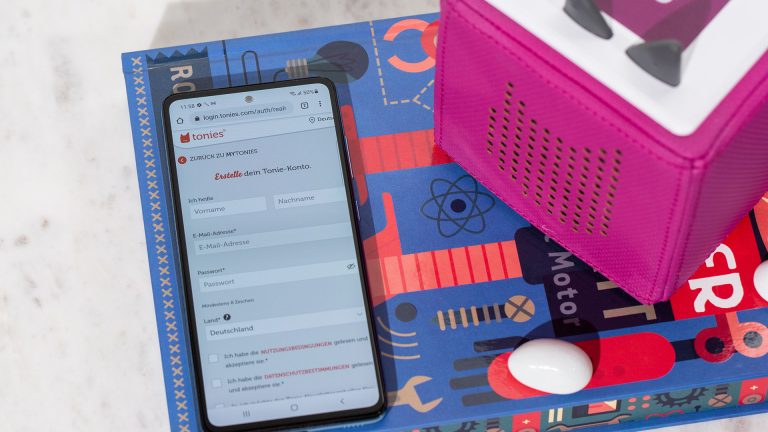 Toniebox mit WLAN verbinden Neben einer Toniebox liegt ein Smartphone, auf dem das Toniebox-Konto eingerichtet wird.