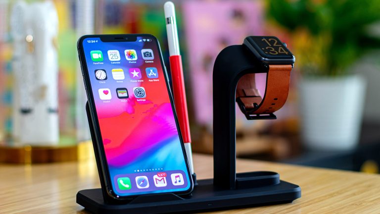 induktives Laden Ein Smartphone steht zum Laden in einer Standhalterung.