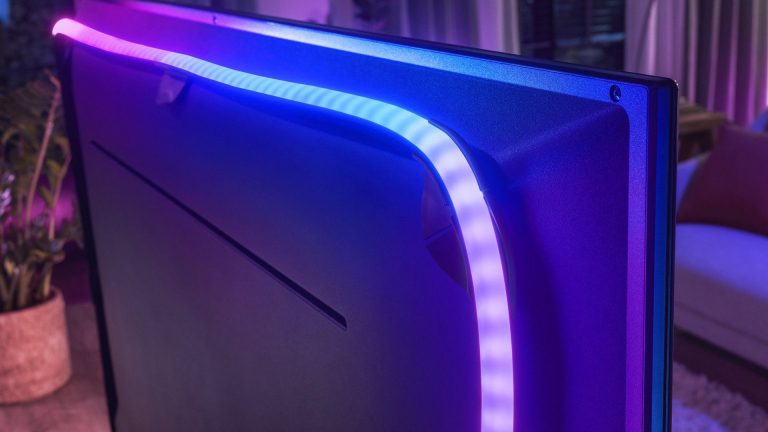 Ambilight nachrüsten Blick auf ein angebrachtes Philips Hue Gradient an der Rückseite eines Fernsehers.