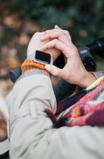 Eine Person trägt eine Apple Watch am linken Arm und nimmt Einstellungen vor.