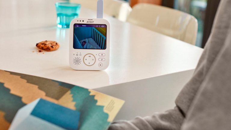 Philips Avent SCD843/26 Das Elternteil von einem Philips-Avent-Babyphone mit eingeschaltetem Video seht auf einem Tisch.