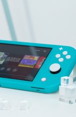 Eine Nintendo Switch Lite liegt auf einem Tisch.