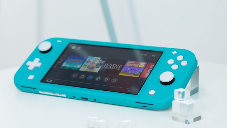 Eine Nintendo Switch Lite liegt auf einem Tisch.