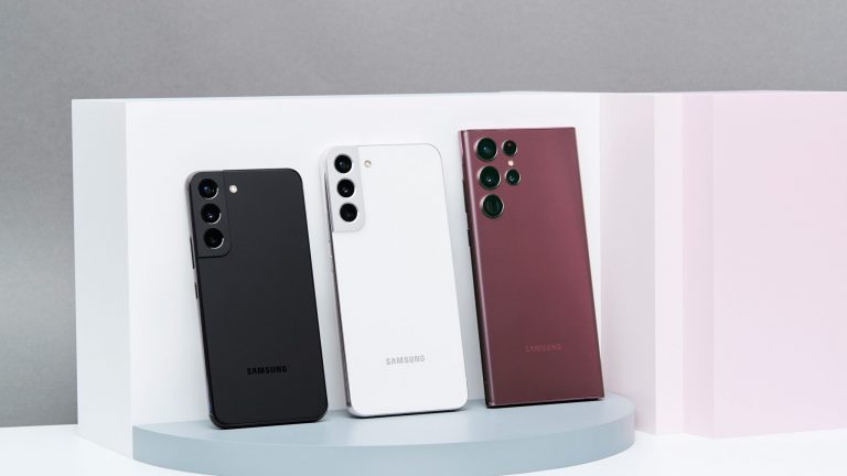 Samsung Galaxy S22 Die drei neuen Galaxy-S22-Smartphones stehen dekorativ nebeneinander.