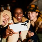 Drei Personen lachen in die Frontkamera eines Galaxy S22 Ultra.