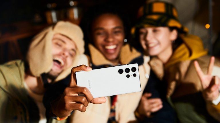 Drei Personen lachen in die Frontkamera eines Galaxy S22 Ultra.