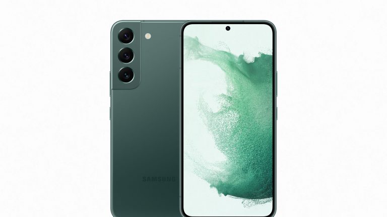 Samsung Galaxy S22 Ein Galaxy S22 in grün ist von vorne und hinten zu sehen.