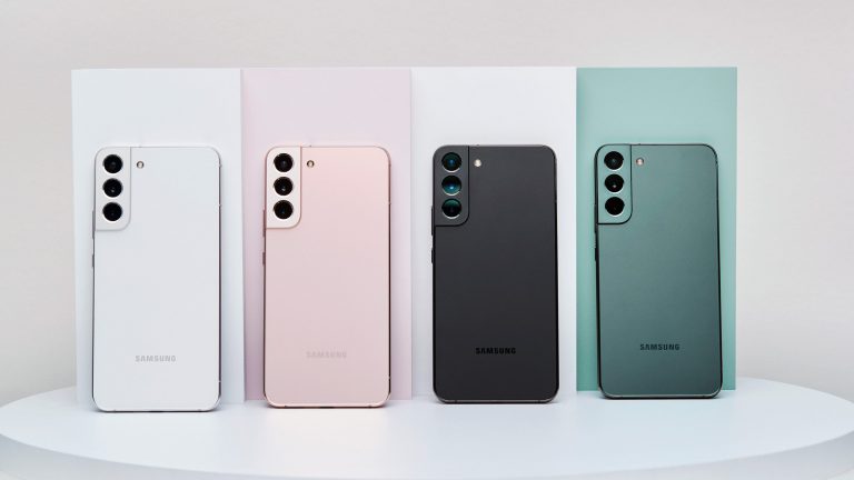 Samsung Galaxy S22 Das Samsung Galaxy S22 steht in allen vier verfügbaren Farben nebeneinander.