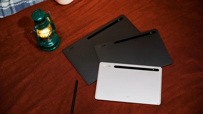 Samsung Galaxy Tab S8 Ultra Das Galaxy Tab S8 liegt in den drei Größen aufgefächert übereinander.
