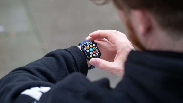 Eine Person schaut auf eine Apple Watch.