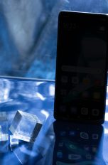 Ein Smartphone steht ihn einer mystisch wirkenden Kulisse.