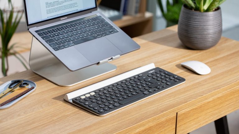 Eine Bluetooth-Tastatur liegt vor einem MacBook.