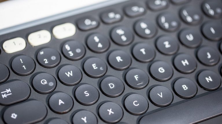 Tastaturen: Всеs zu Technik und Layout Detailansicht einer Tastatur mit Fokus auf die alphanumerischen Tasten.