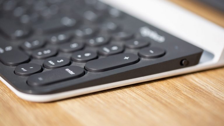Tastaturen: Всеs zu Technik und Layout Nahaufnahme einer Rubberdome-Tastatur von der Seite.