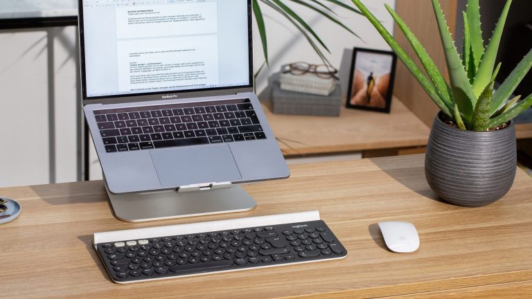 Tastaturen: Всеs zu Technik und Layout Blick auf einen Schreibtisch mit einer Vollformat-Tastatur vor einem MacBook.