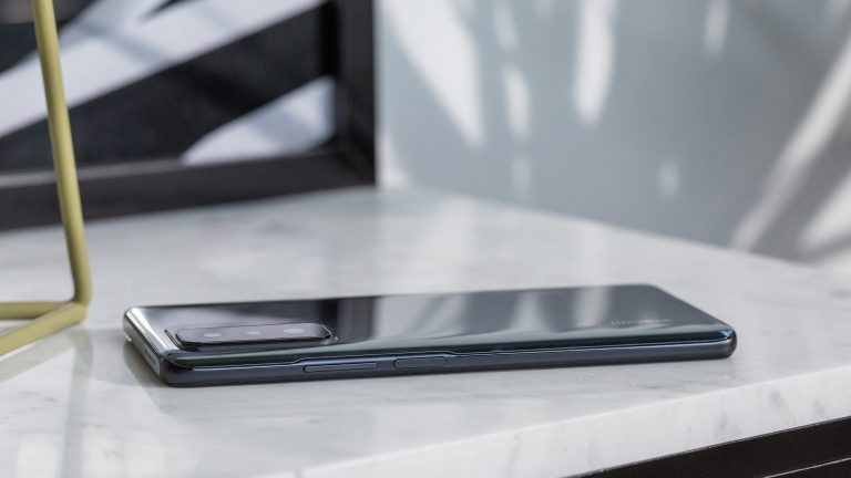 Xiaomi Mi 10T Ein Redmi 11T Pro liegt mit dem Display nach unten auf einer Marmorplatte.