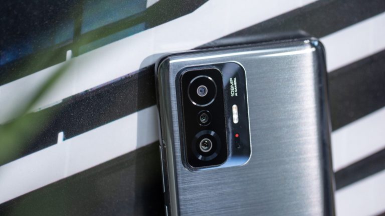 Xiaomi Mi 10T Ein Redmi 11T Pro steht an ein Bild gelehnt, gut sichtbar sind die drei Linsen des Smartphones.