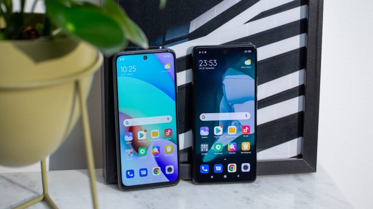 Xiaomi Redmi 10 und Mi 10T Zwei Geräte des Xiaomi Mi 10T stehen an die Wand gelehnt auf einer Mamorplatte.