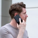 Eine Person hält sich ein Samsung Galaxy Z Flip ans Ohr.