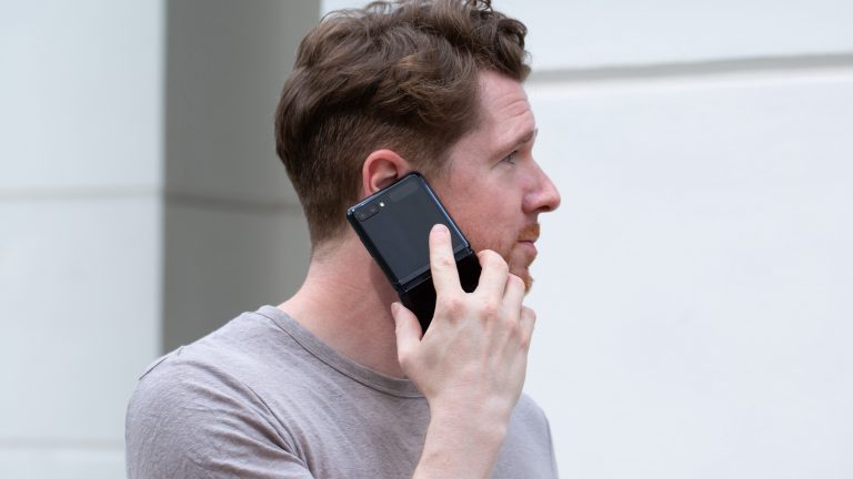 Eine Person hält sich ein Samsung Galaxy Z Flip ans Ohr.