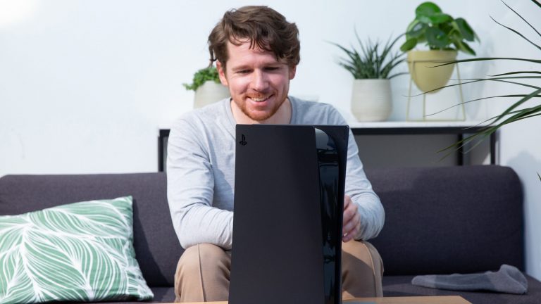 PlayStation 5: So wechselst du die Seitenteile Eine Person hinter einer PlayStation 5, deren weißen Seitenteile gegen die schwarzen ausgetauscht wurden.