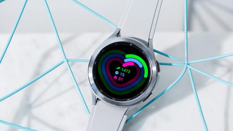 Samsung Galaxy Watch 4 Nahaufnahme des Displays der Watch4 Classic, auf dem gerade der tägliche Aktivitätsfortschritt angezeigt wird.