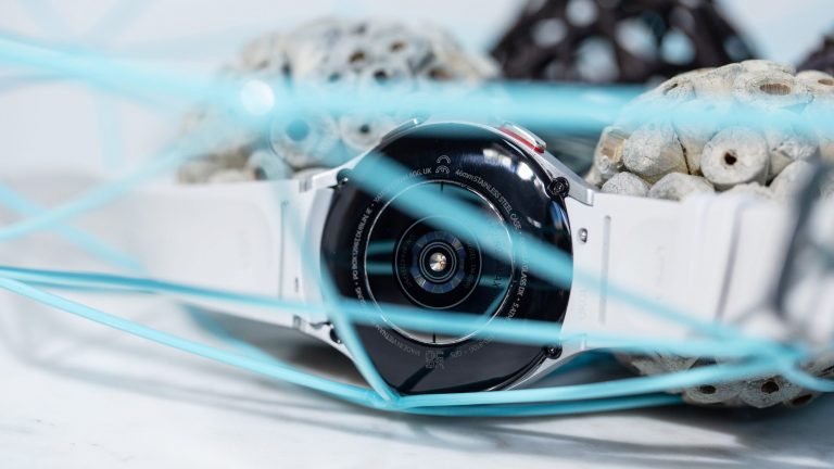 Samsung Galaxy Watch 4 Nahaufnahme der Rückseite der Galaxy Watch4 Classic, Zu erkennen sind die Sensoren, die unter anderem den Puls am Handgelenk messen.