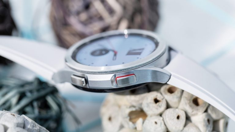 Samsung Galaxy Watch 4 Nahaufnahme der Lünette der Galaxy Watch4. Der Metallring lässt sich drehen und darüber zwischen den Apps navigieren.