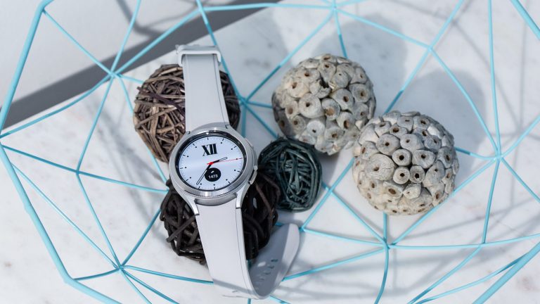 Samsung Galaxy Watch 4 Eine Galaxy Watch4 Classic liegt in einer Schale neben einige Dekoartikeln.