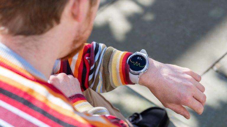 Samsung Galaxy Watch 4 Eine Person schaut auf eine Samsung Galaxy Watch4 am Handgelenk. Darauf zu sehen ist der Pulsmesser.