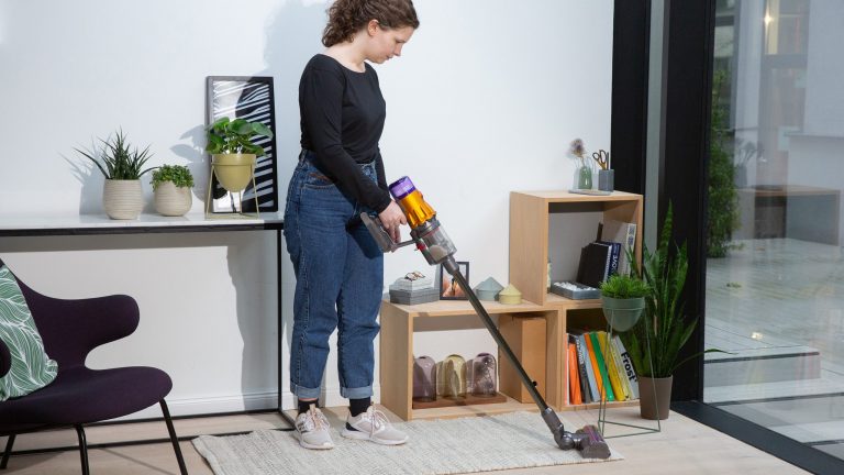 Dyson V12 Eine Person saugt mit dem Dyson V12 Slim absolute einen Läufer.