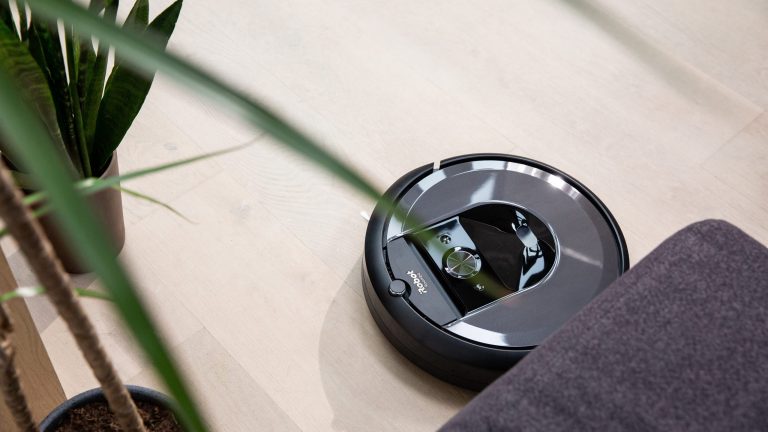 iRobot Roomba i7 Ein Saugroboter saugt den Boden.